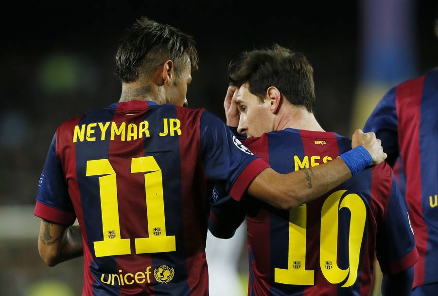 Neymar abbraccia Messi: le due grandi stelle del Barcellona
